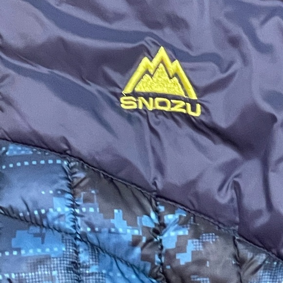 Snozu Boys winter jacket.  Zipper front with two zipper pockets - Picture 2 of 7